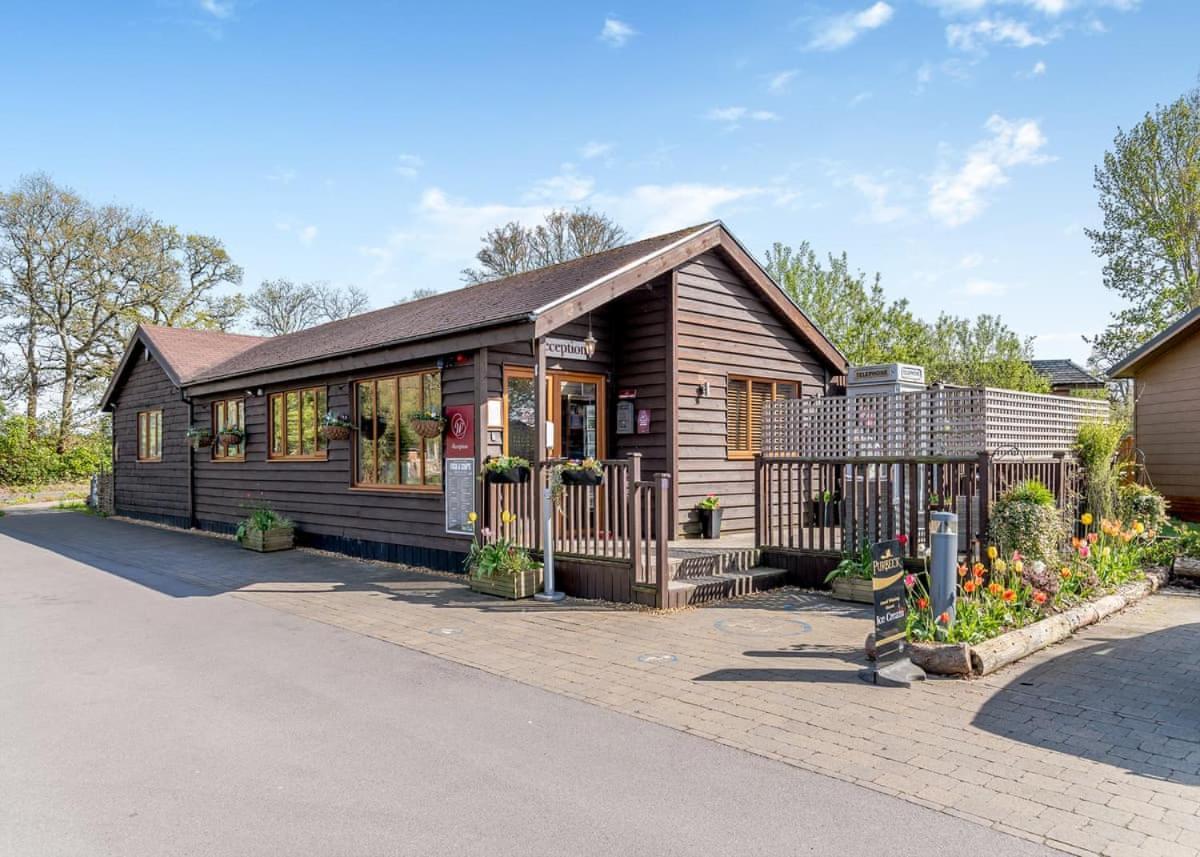 Wareham Forest Lodge Retreat Lytchett Minster Exterior foto